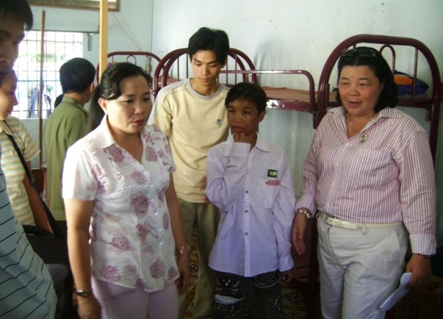 Cậu bé bị hành hạ dã man nhận hơn 740 triệu đồng - ảnh 5